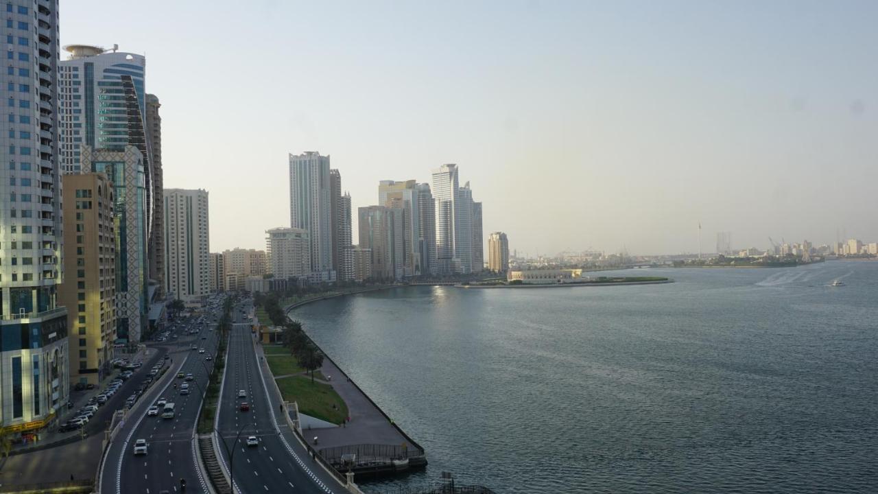Aparthotel Golden Tulip Sharjah Esterno foto