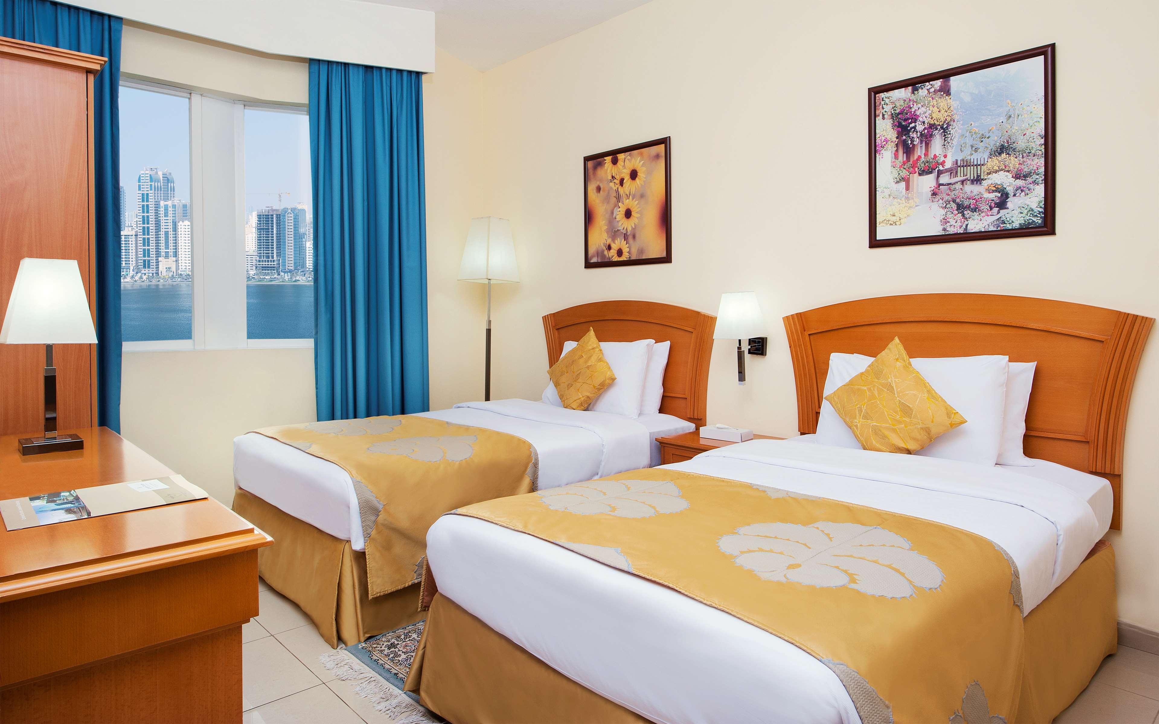 Aparthotel Golden Tulip Sharjah Esterno foto