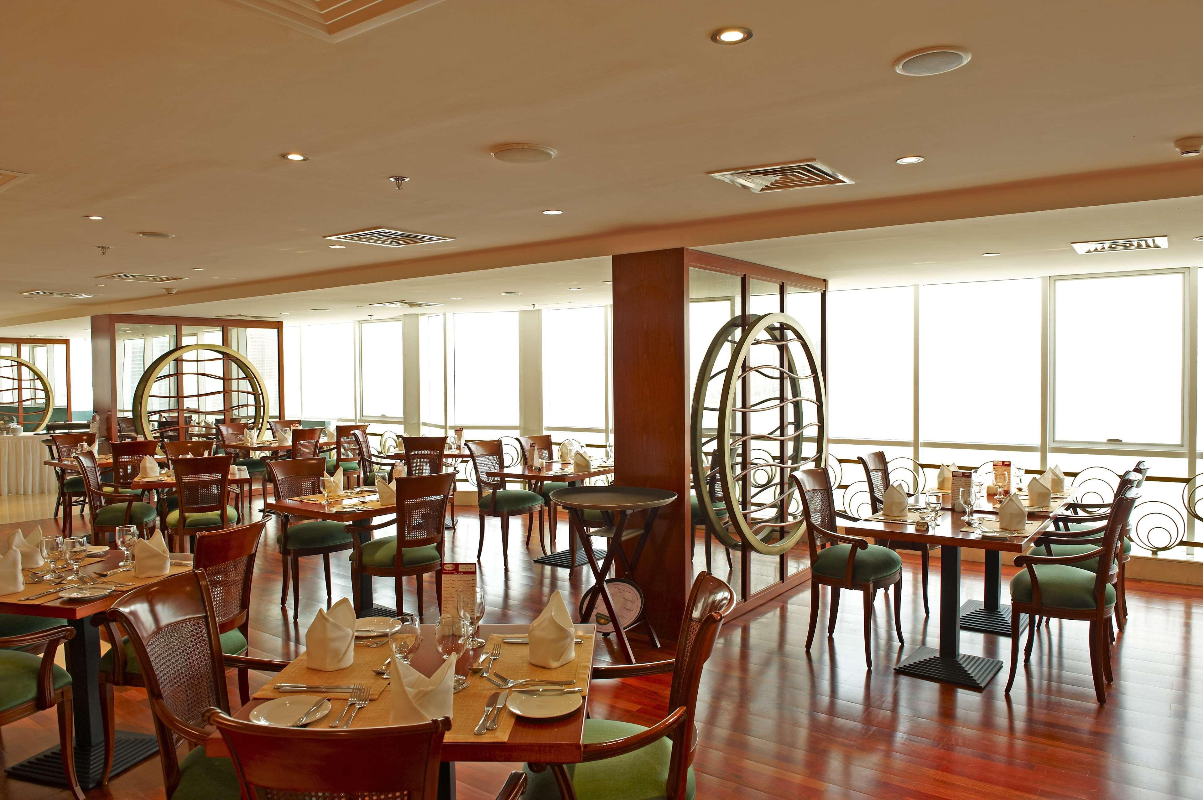 Aparthotel Golden Tulip Sharjah Esterno foto
