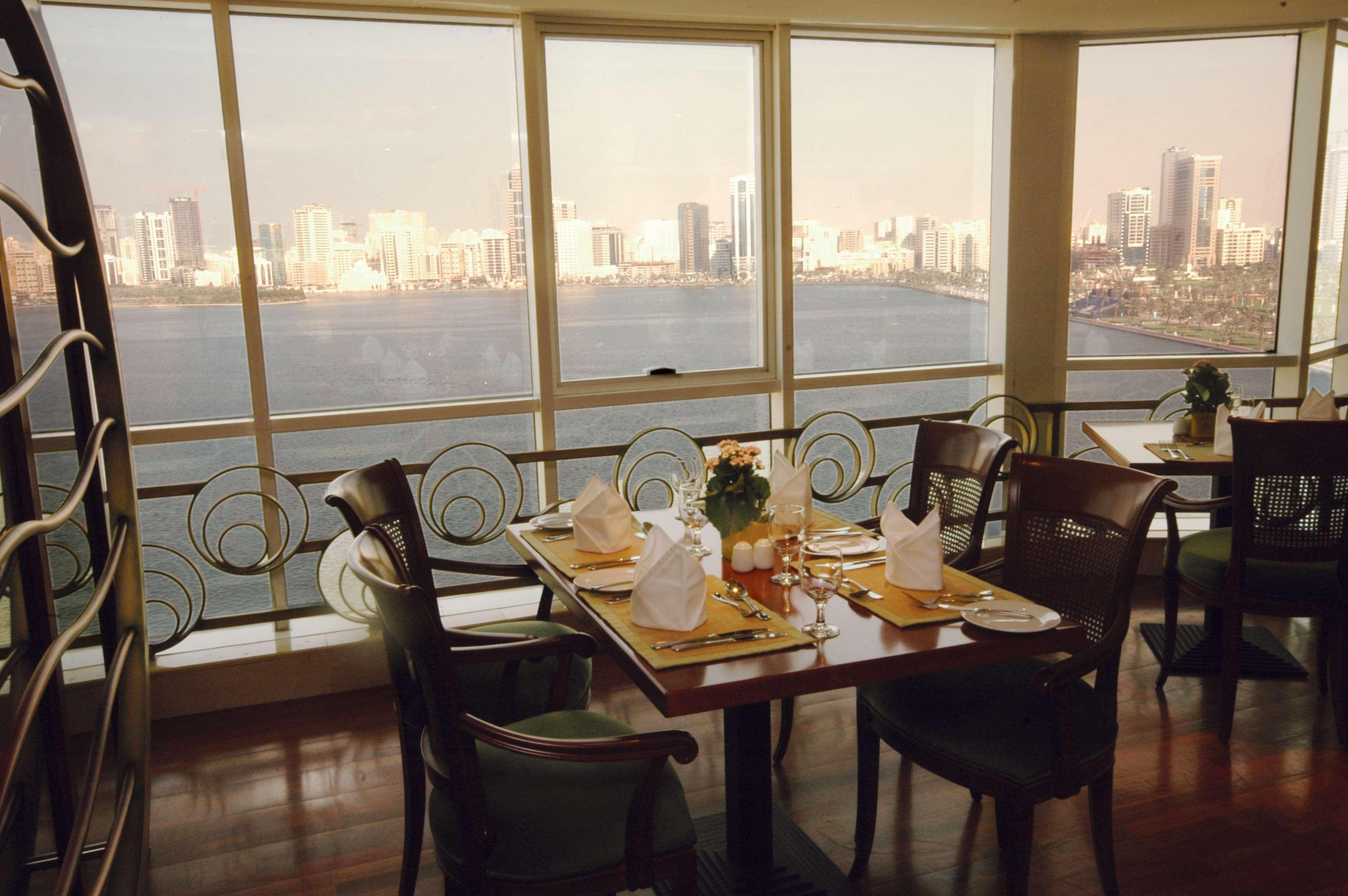 Aparthotel Golden Tulip Sharjah Esterno foto
