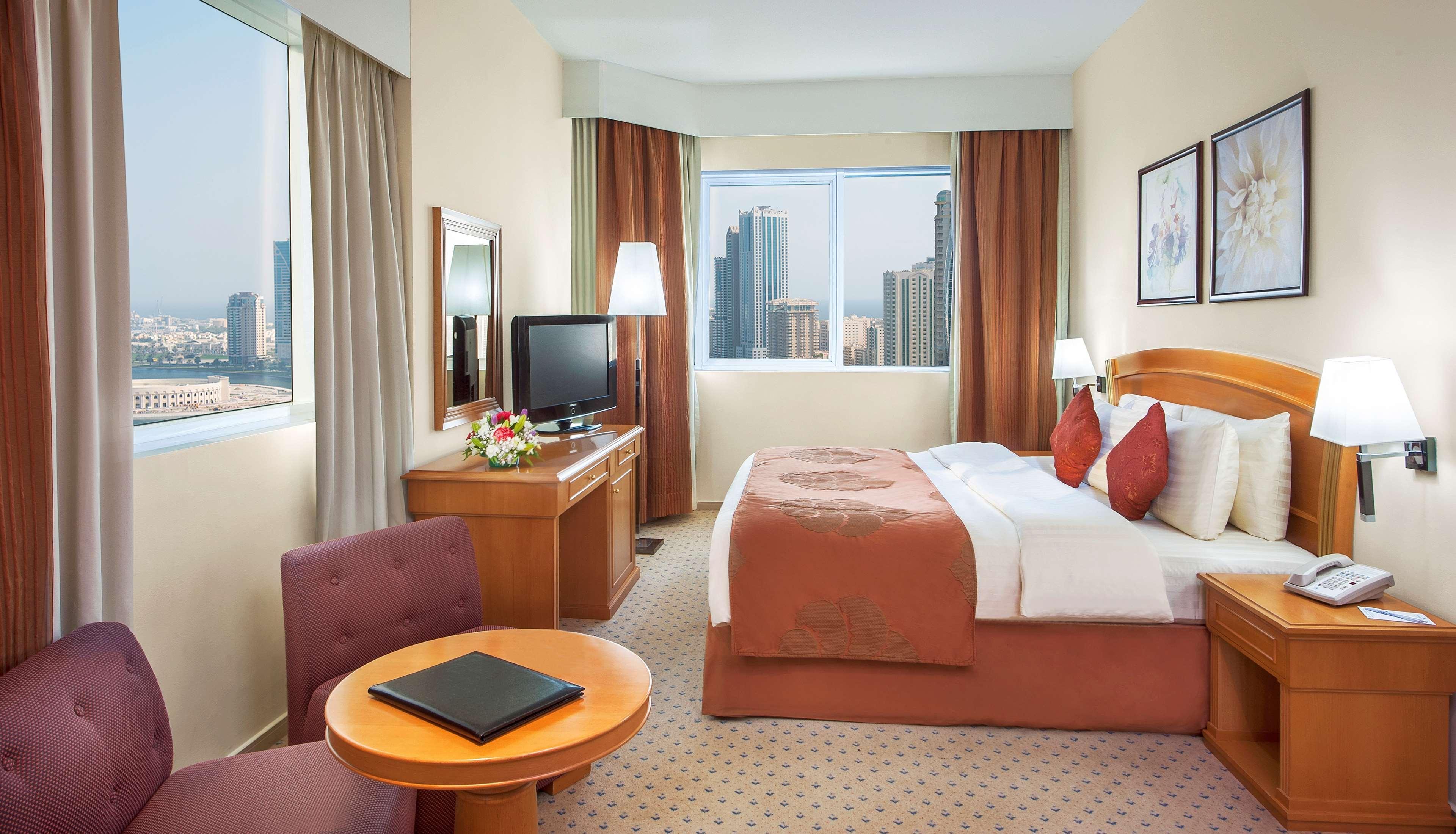 Aparthotel Golden Tulip Sharjah Esterno foto