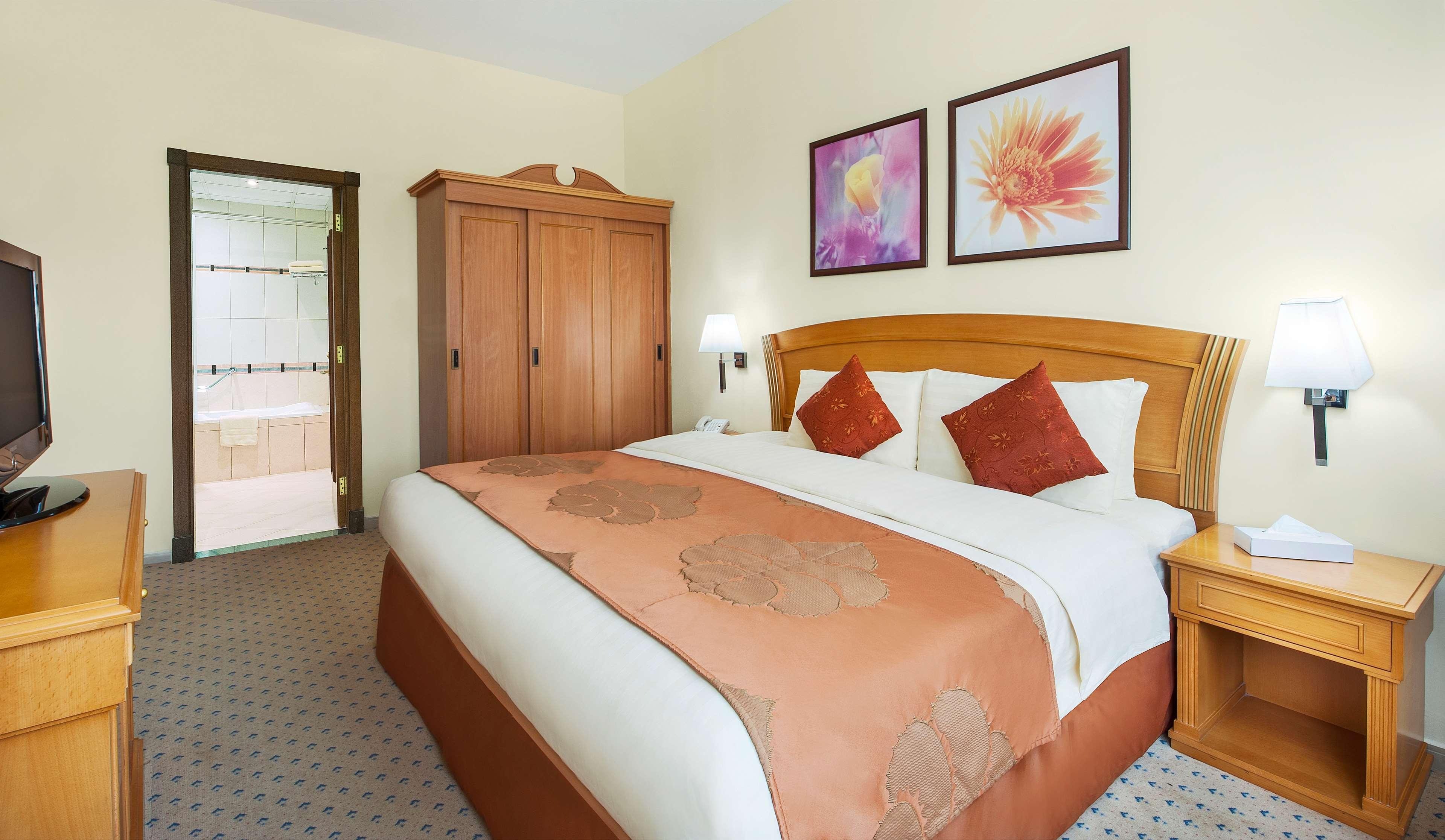 Aparthotel Golden Tulip Sharjah Esterno foto