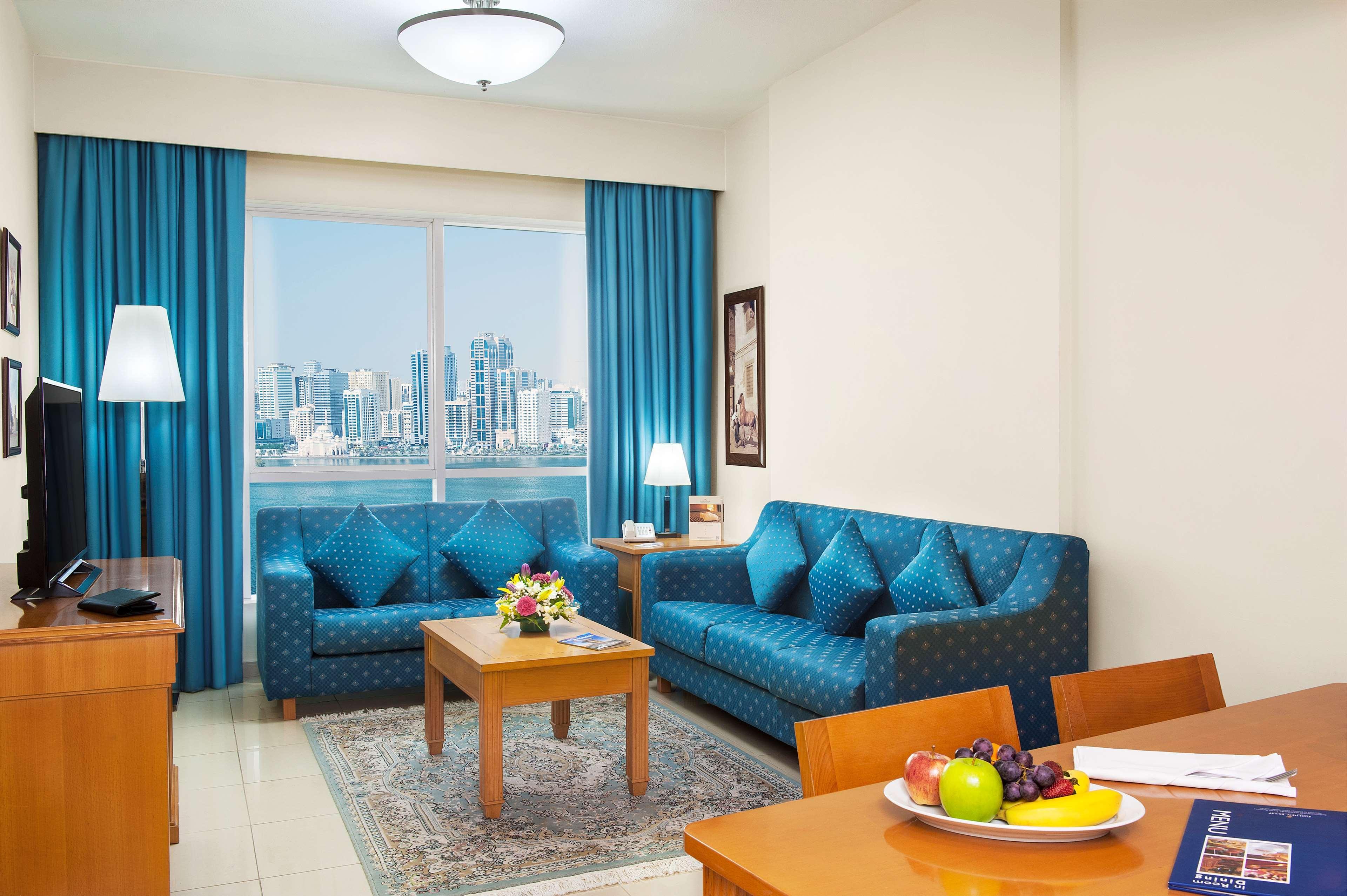 Aparthotel Golden Tulip Sharjah Esterno foto