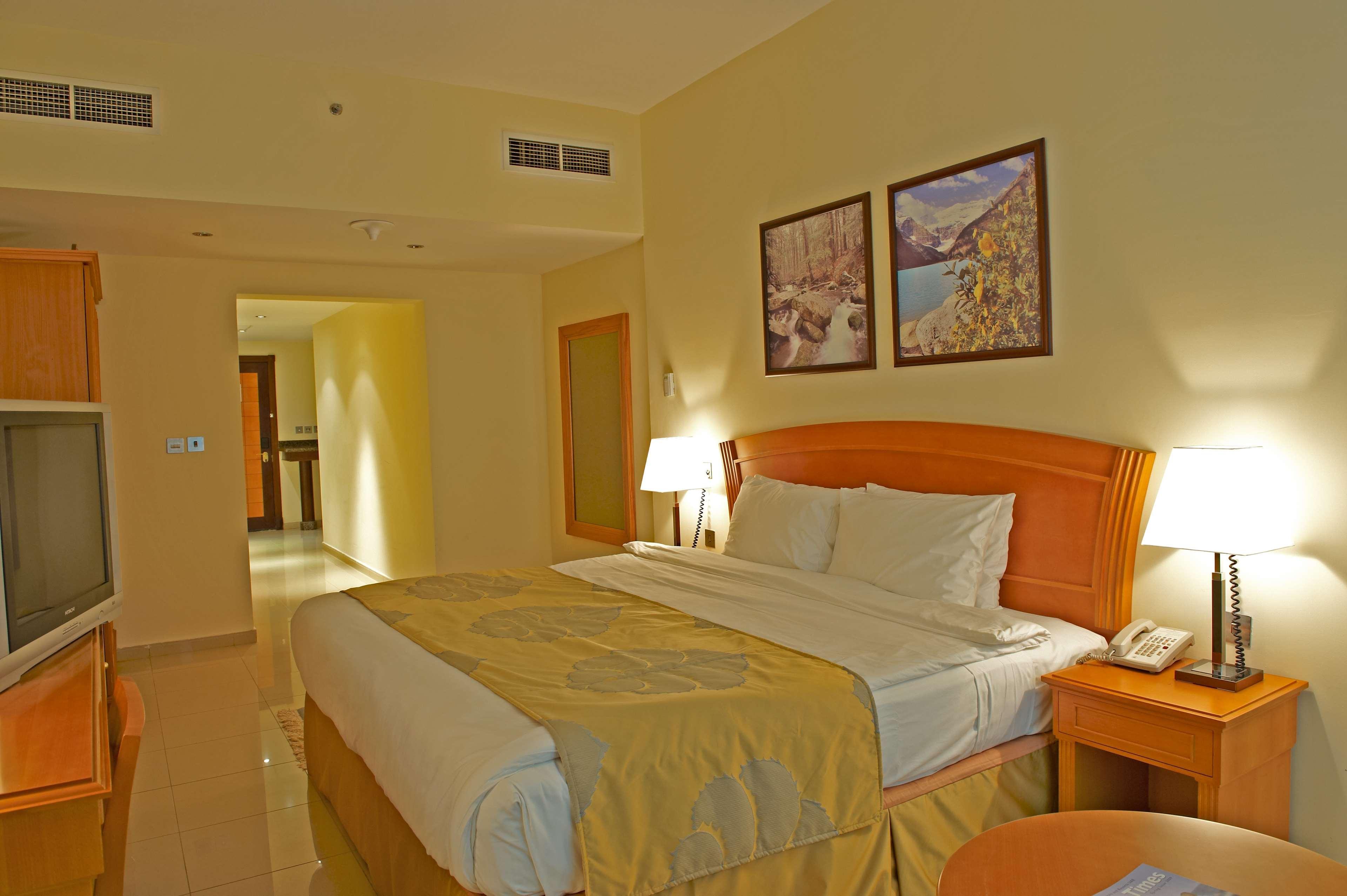 Aparthotel Golden Tulip Sharjah Esterno foto
