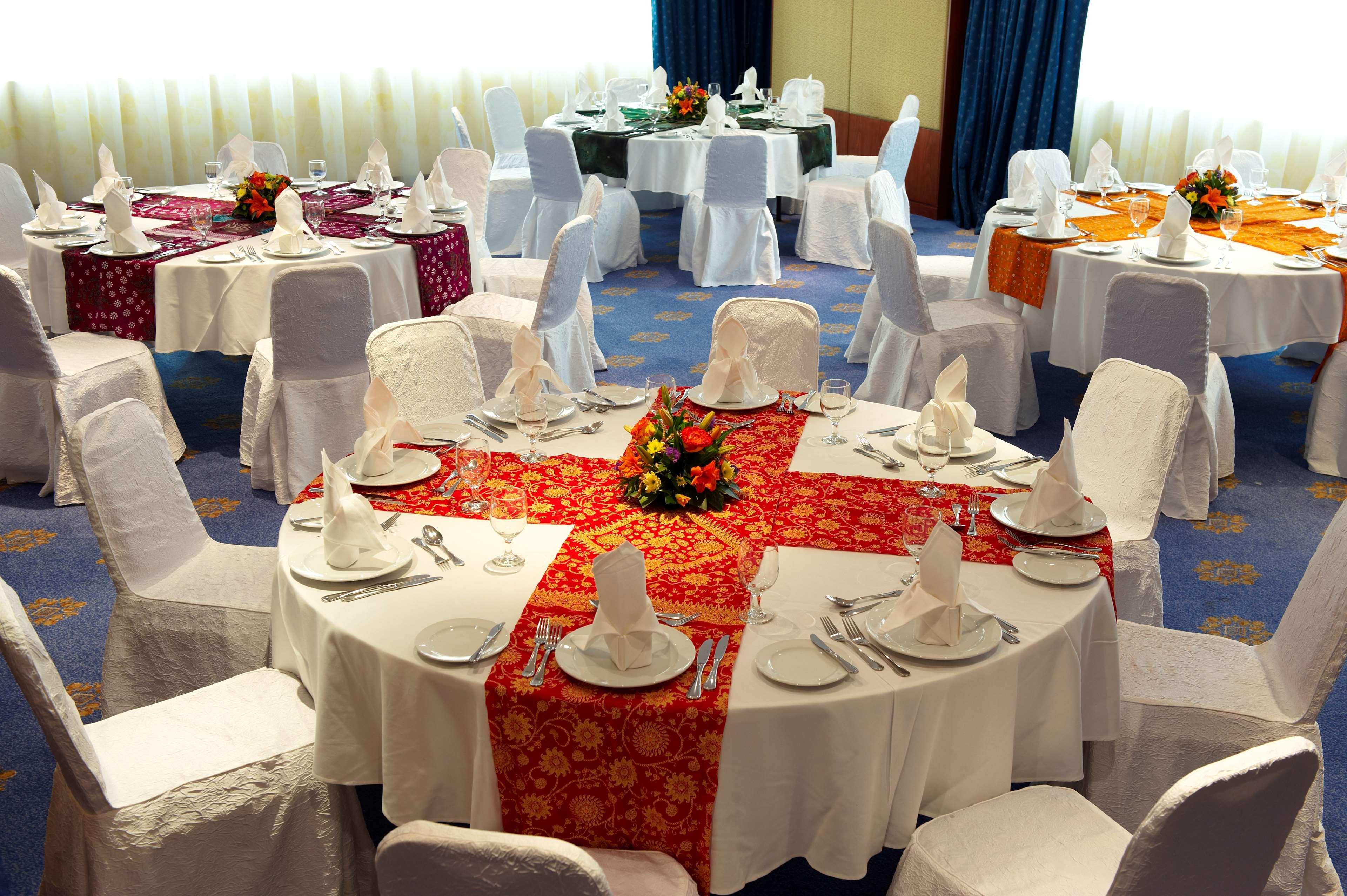 Aparthotel Golden Tulip Sharjah Esterno foto