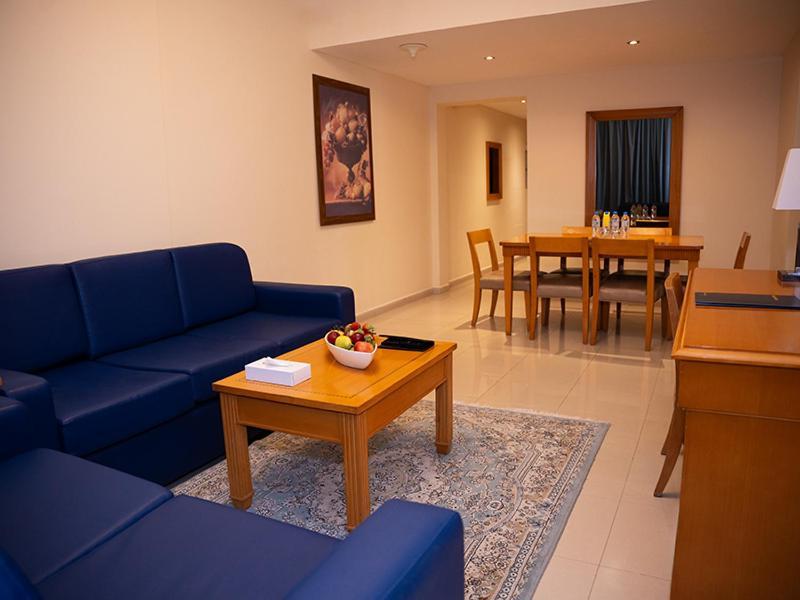 Aparthotel Golden Tulip Sharjah Esterno foto