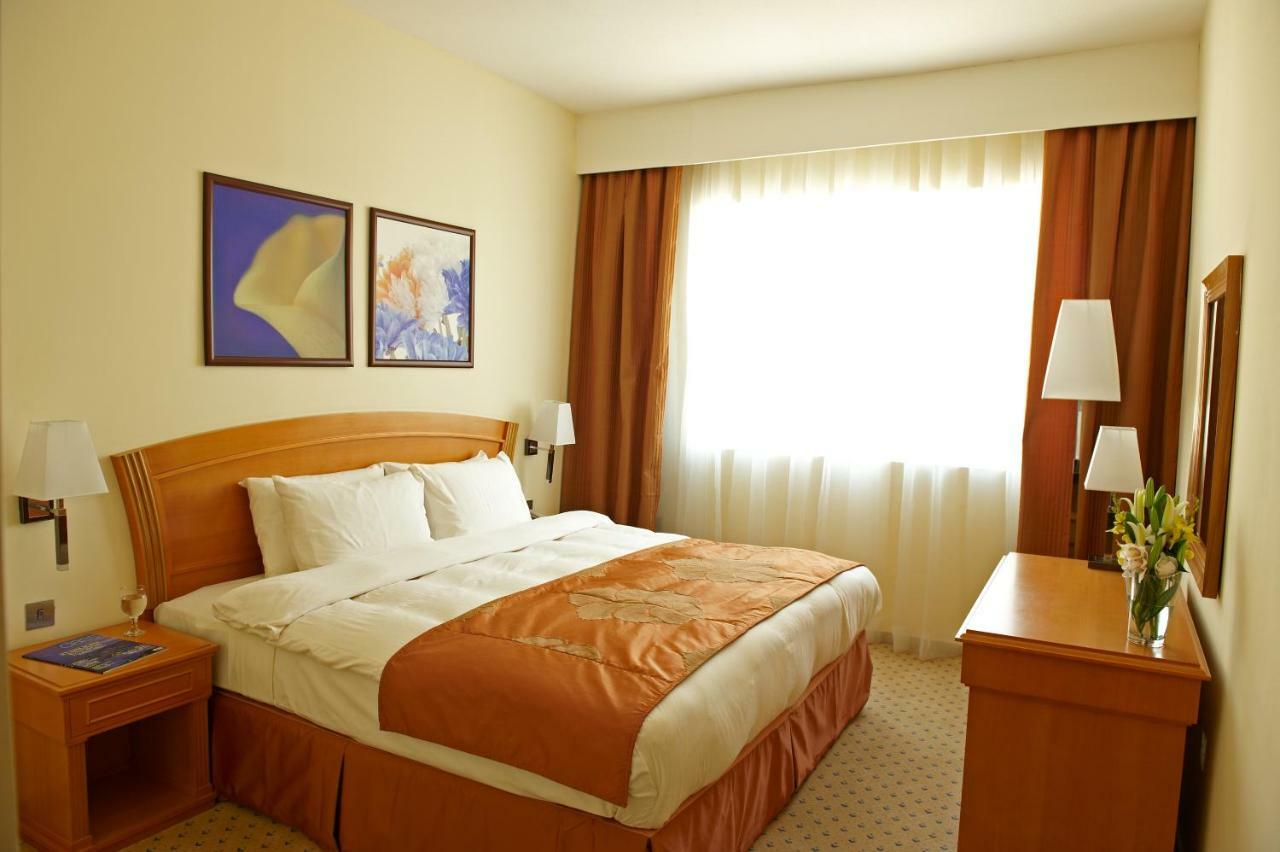 Aparthotel Golden Tulip Sharjah Esterno foto