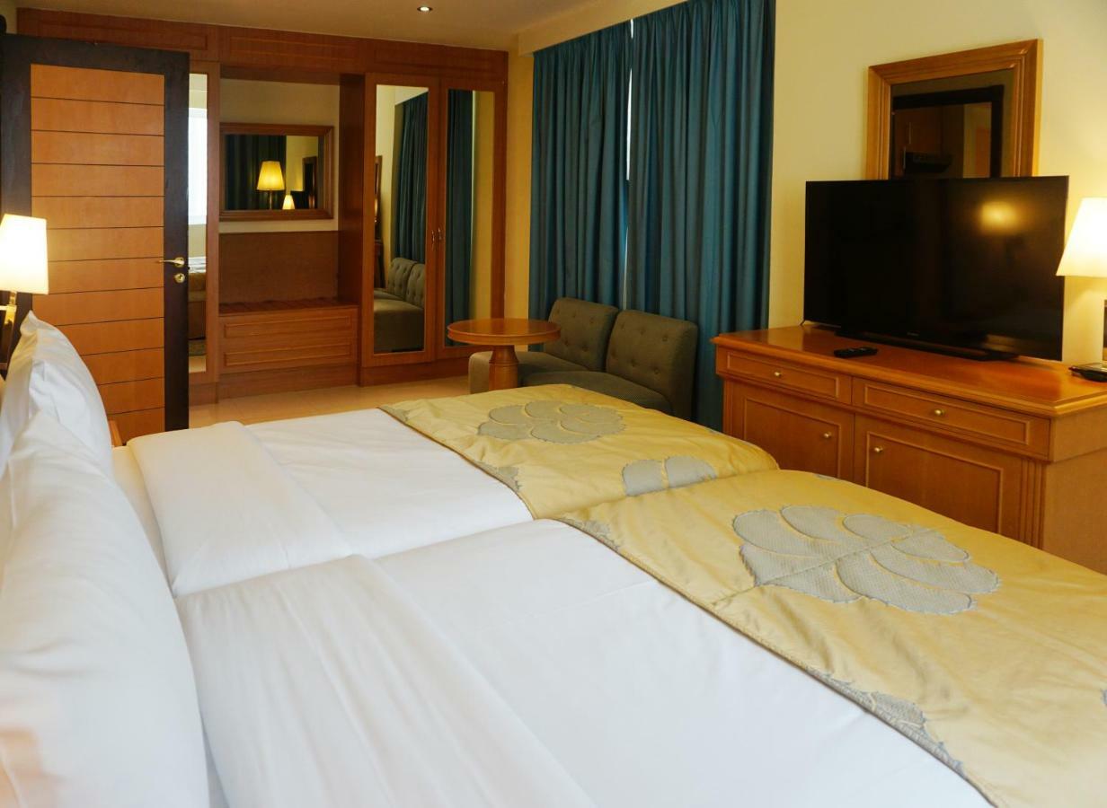 Aparthotel Golden Tulip Sharjah Esterno foto