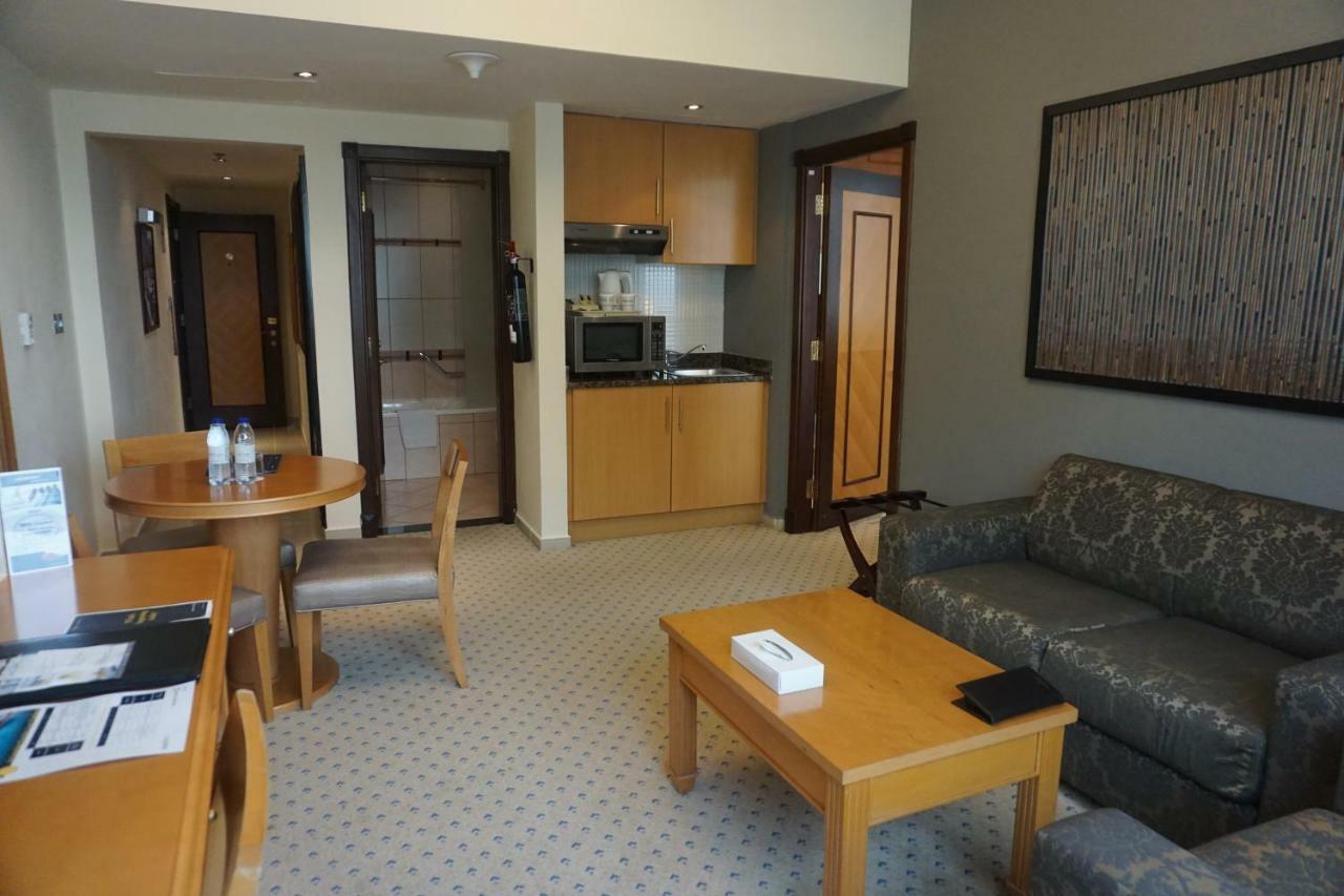 Aparthotel Golden Tulip Sharjah Esterno foto