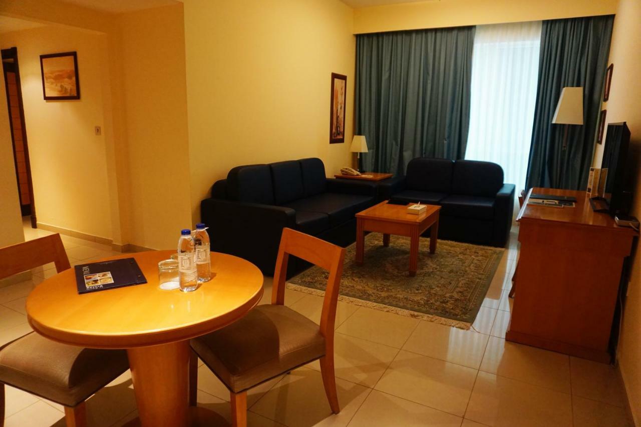 Aparthotel Golden Tulip Sharjah Esterno foto