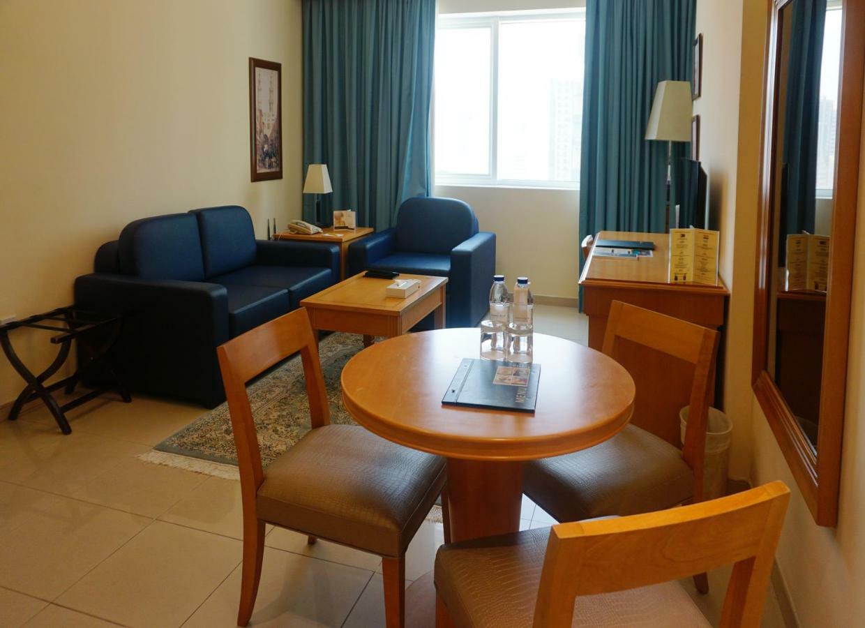 Aparthotel Golden Tulip Sharjah Esterno foto
