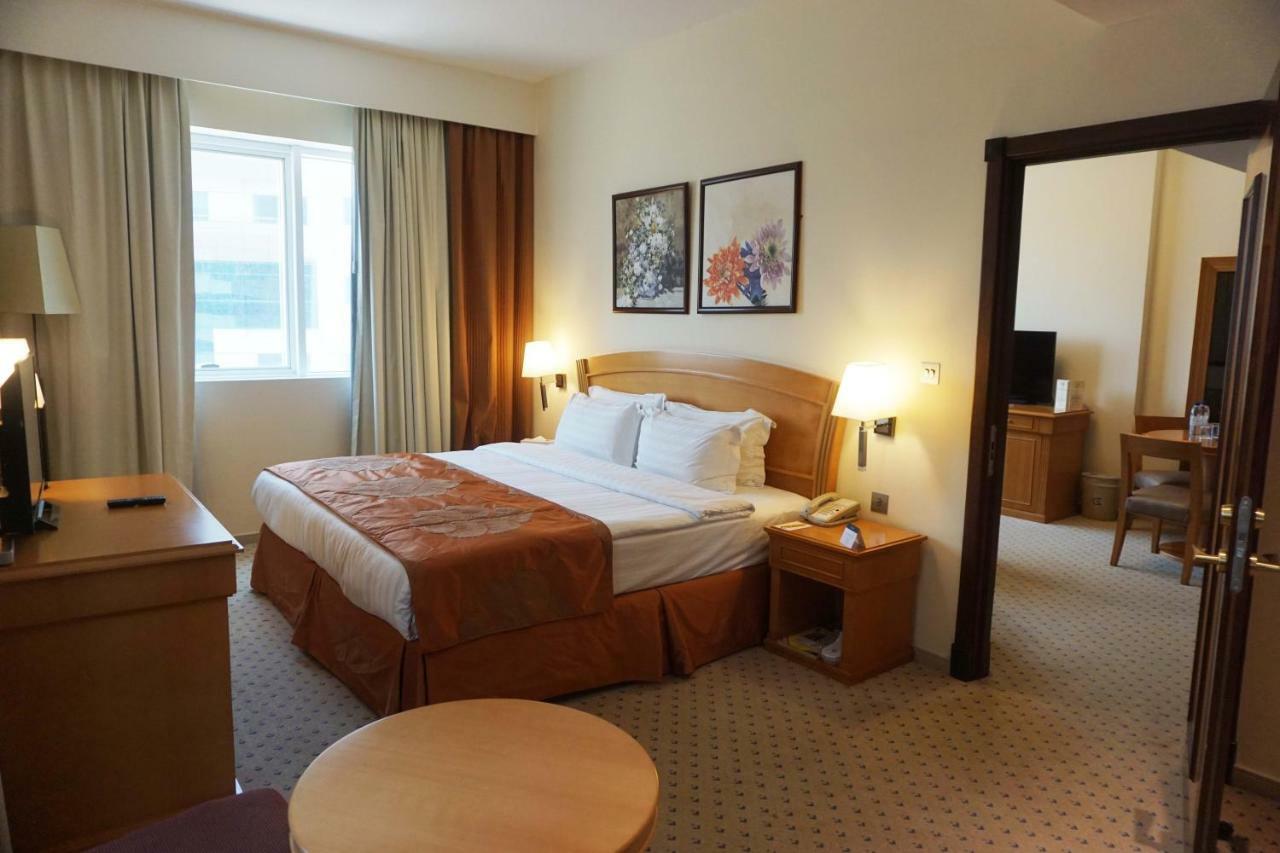 Aparthotel Golden Tulip Sharjah Esterno foto