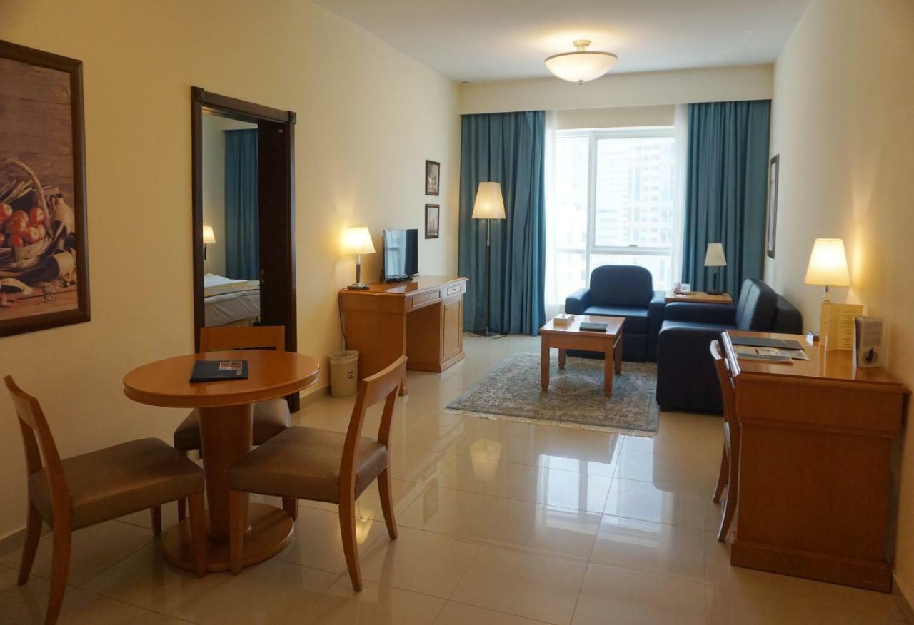 Aparthotel Golden Tulip Sharjah Esterno foto