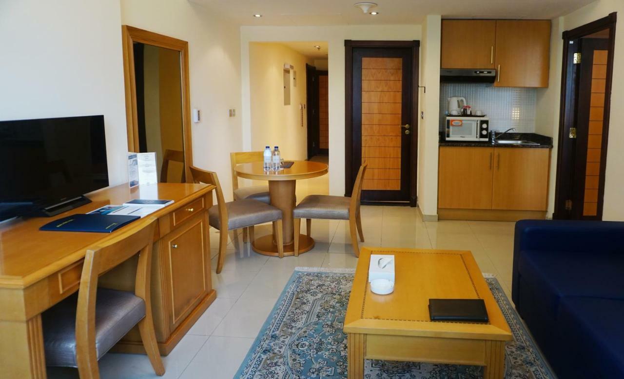 Aparthotel Golden Tulip Sharjah Esterno foto